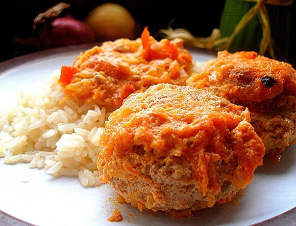Митболы в томатном соусе с рисом.