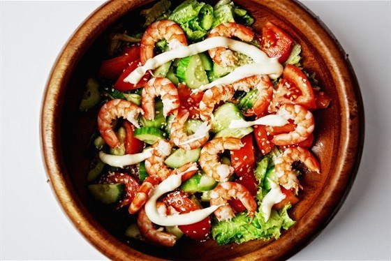 Салат с креветками и кунжутом. Салат с креветками и кунжутом.