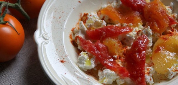 Рецепт от шеф‑повара с мировым именем Алена Дюкаса — помидоры‑конфи с мягким козьим сыром