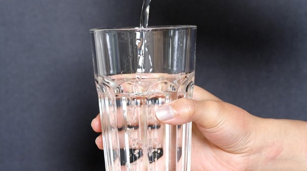 В день нужно обязательно выпивать 2 литра воды. Но это не совсем так.