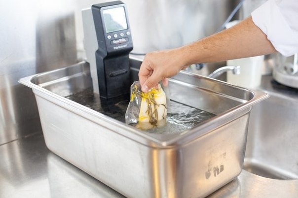 Что такое sous-vide? Суть этого метода готовки проста: продукты запечатываются в специальный пластик Что такое sous-vide? Суть этого метода готовки проста: продукты запечатываются в специальный пластик