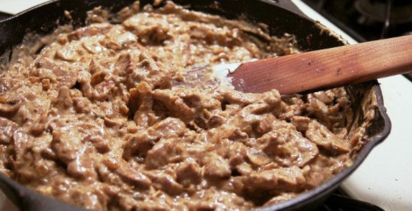 Почему бефстроганов называется так, как называется? По одной из версий, это мясное блюдо было придум