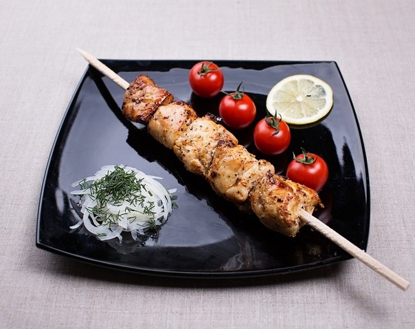 Шашлык из курицы в чесночно‑луковом маринаде.