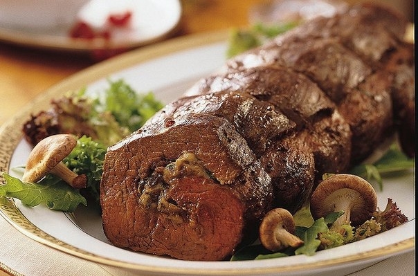 Мясной рулет с белыми грибами