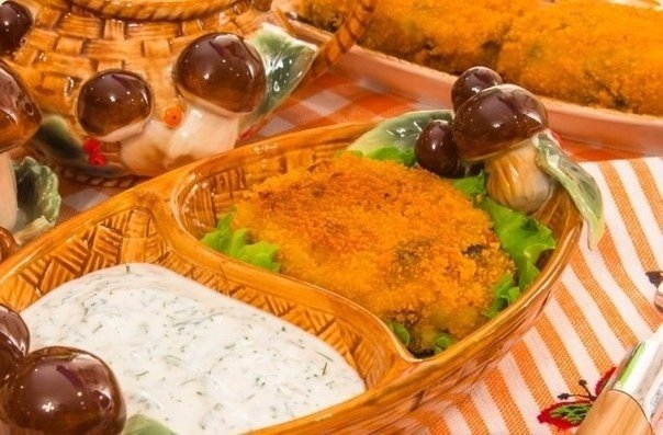 Картофельно-грибные котлеты со сметанным соусом