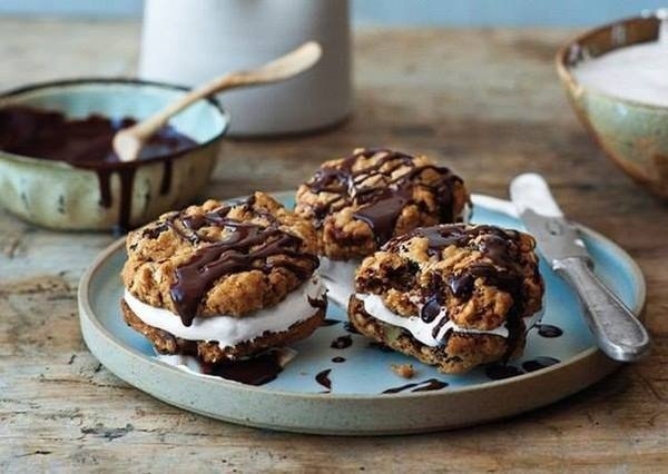 Печенья с шоколадной крошкой, маршмеллоус и шоколадным соусом!