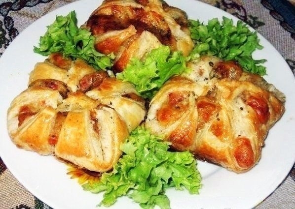 Пресные слойки с ветчиной и сулугуни