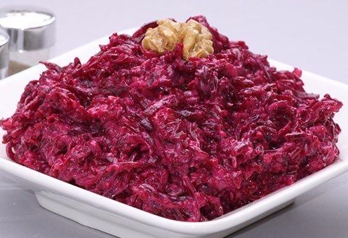 Простой салат из сыра, яиц и свеклы.