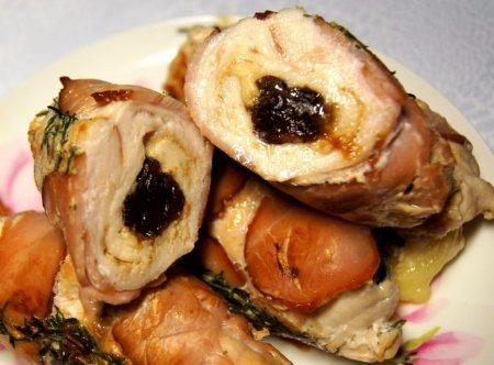 Куриные рулетики с сыром и черносливом