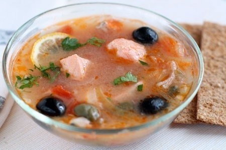 Рыбная солянка с семгой и зеленью Рыбная солянка с семгой и зеленью