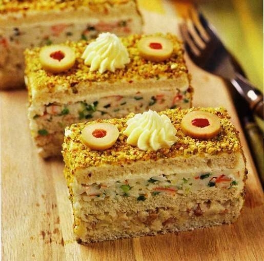 Закусочный торт с сельдью и крабовыми палочками