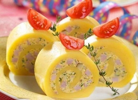 Закусочный рулет из сыра, ветчины и шампиньонов