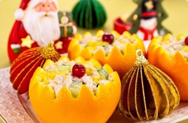 Новогодний салат с курицей и огурцами в апельсиновых креманках