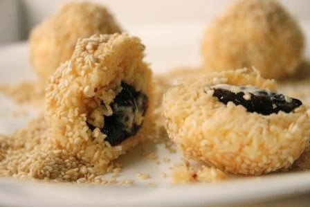 Сырные шарики с черносливом в кунжуте