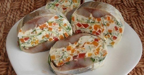 Яркая новогодняя закуска из сельди Яркая новогодняя закуска из сельди