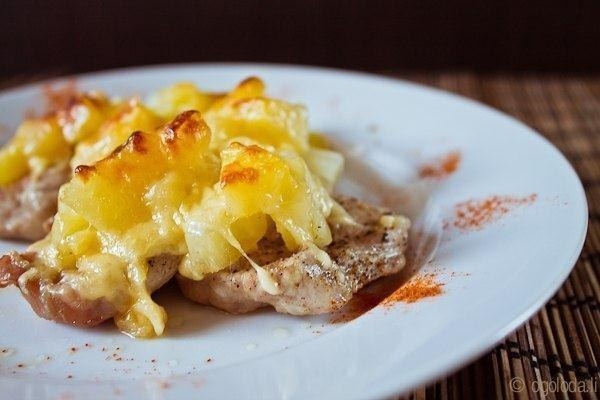 "Свинина, запеченная с ананасами и сыром"