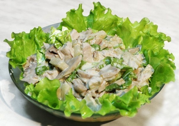 Мясной салат с ананасами