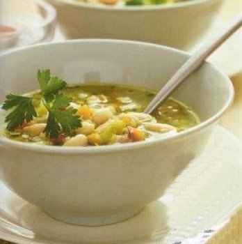 Фасолевый суп с сельдереем и чесноком
