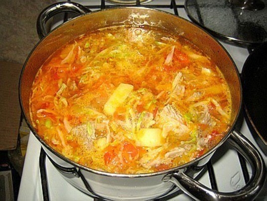 Щи на курином бульоне со свежей капустой