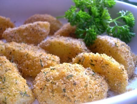 Молодой картофель в сухарях с чесноком и зеленью. Молодой картофель в сухарях с чесноком и зеленью.