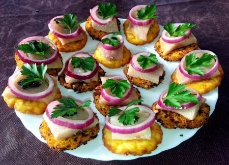 Закуска из сельди на картофельных оладьях. Закуска из сельди на картофельных оладьях.