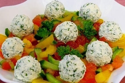 Салат с шариками из брынзы
