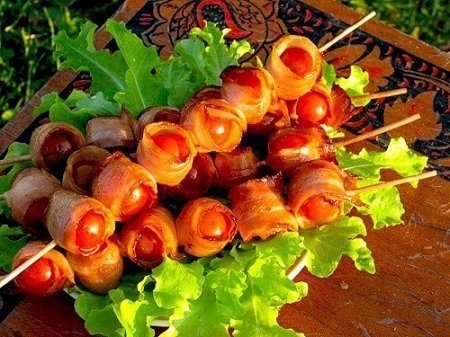 Закуска &laquo;Шашлычок из помидоров в беконе&raquo;.