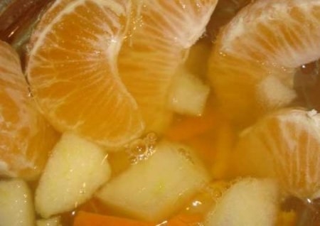 Компот с яблоками и мандаринами.