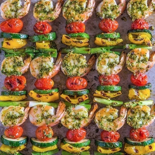 Яркий шашлык с креветками и овощами