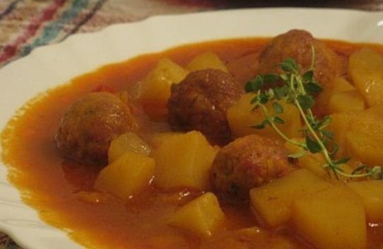 Картофель тушеный с мясными фрикадельками
