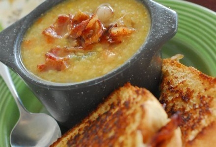 Этот картофельный суп лучше подавать на стол не горячим, а теплым – тогда его вкус раскрывается полн Этот картофельный суп лучше подавать на стол не горячим, а теплым – тогда его вкус раскрывается полн