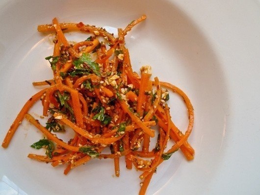 Пряный морковный салат с кунжутом Пряный морковный салат с кунжутом