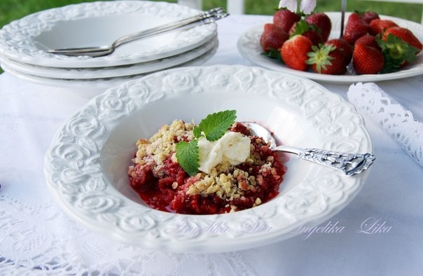 Крамбл с клубникой и ревенем