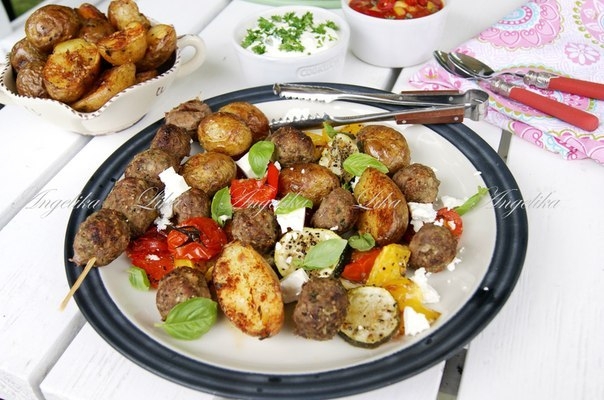 Мясные шарики запечённые с овощами Мясные шарики запечённые с овощами