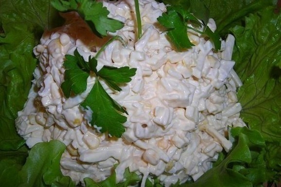 Салат с кальмарами ,сыром и кукурузой
