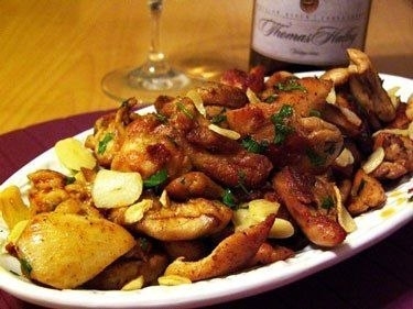 Жареные куриные бедрышки с хрустящими чесночными чипсами