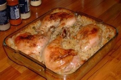 Курица запеченная с рисом и кукурузой.