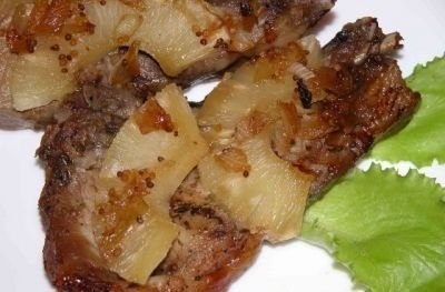 Свинина, запеченная с пивом и ананасами