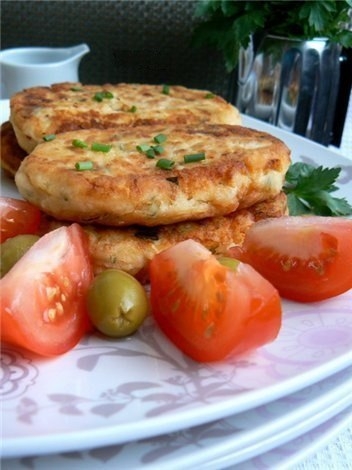 Картофельно-рыбные котлеты со сметанным соусом