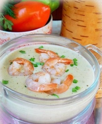 Картофельный крем-суп с кольраби и креветками