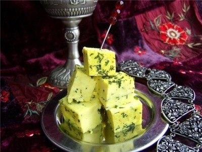 Домашний сыр с карри и укропом