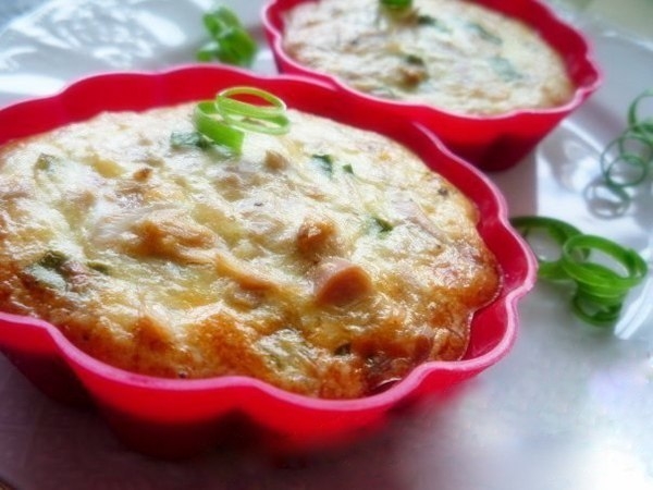 Мини омлеты с тунцом и зеленым луком (на завтрак)