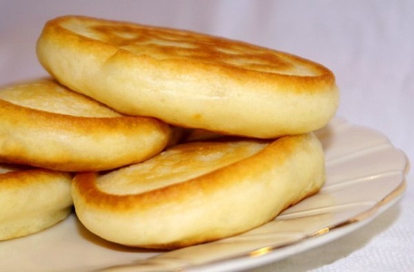 Пышные оладьи без яиц, жаренные на небольшом количестве масла