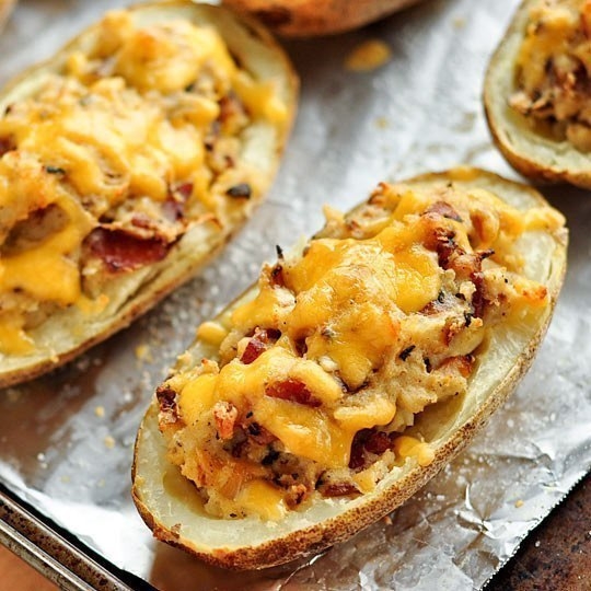 Запеченный картофель с беконом и сыромИнгредиенты:картофелины &mdash; 4 штполосок бекона &mdash; 6-8 штбольшой ж