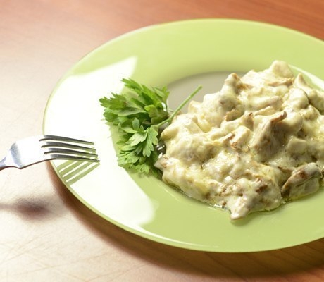Лисички с куриным филе в сливочном соусе Лисички с куриным филе в сливочном соусе