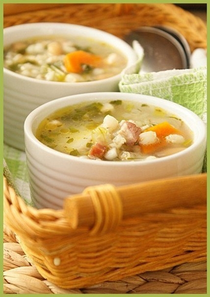 Суп с перловкой, беконом и фасолью