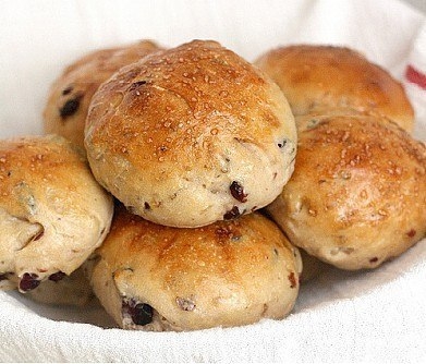 Сдобные булочки с орехами и вяленой клюквой