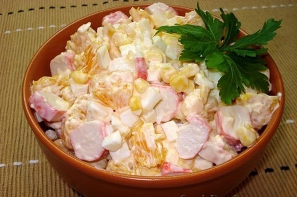 Салат с крабовыми палочками))