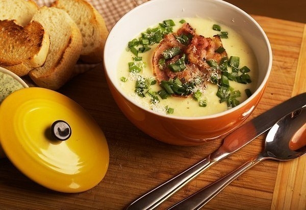 Картофельный крем-суп с беконом и пармезаном и гренками Картофельный крем-суп с беконом и пармезаном и гренками