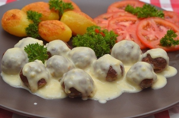 Мясные шарики из говяжего фарша под сливочным соусом Мясные шарики из говяжего фарша под сливочным соусом